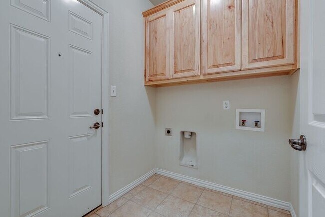 Building Photo - Sweet 3-2 near the water! What a find in c...