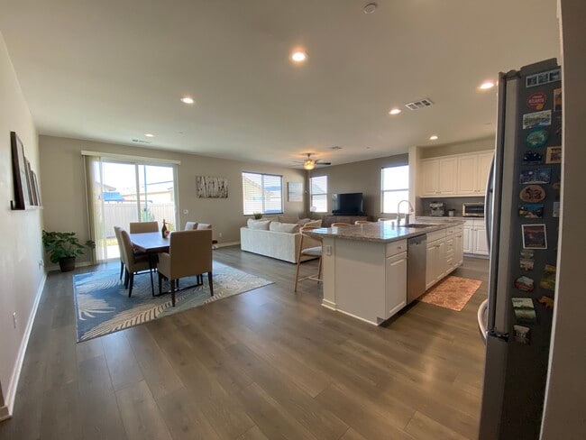 Building Photo - 45131 Landing Pl