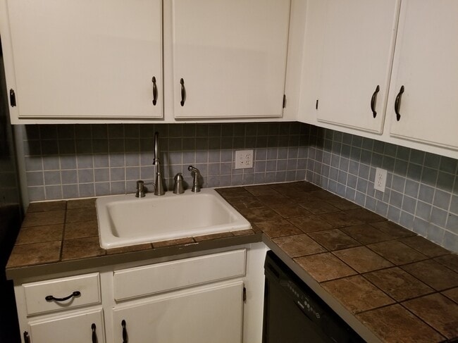 Foto del edificio - 80 English Village Rd