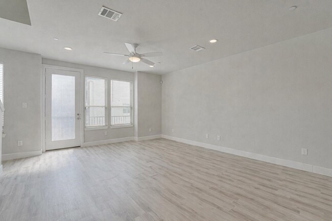 Foto del edificio - 389 N Centro Cir