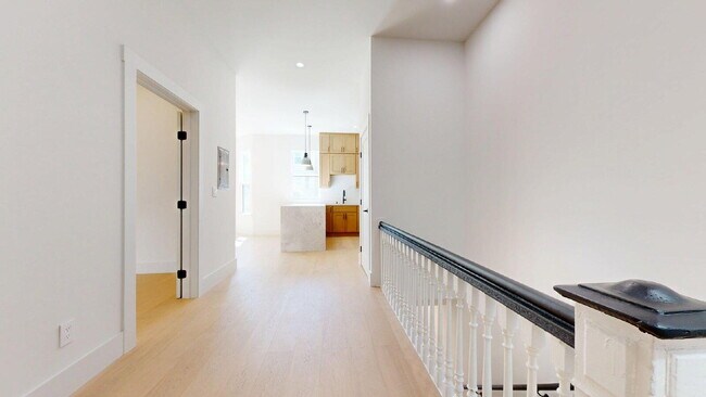 Foto del edificio - Modern, Convenient, Bright, Renovated 3BR/1BA Top Floor Flat with Dishwasher & In Unit Laundry