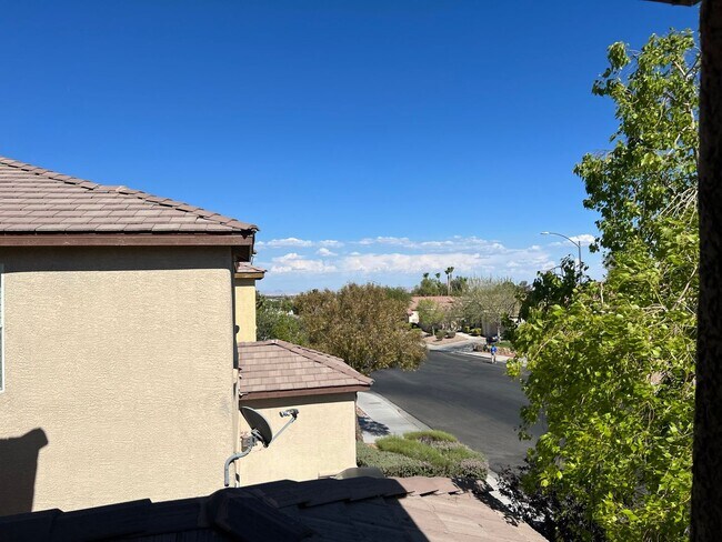 Foto del edificio - ABSOLUTELY AMAZING! Large 4 bedroom 2 stor...