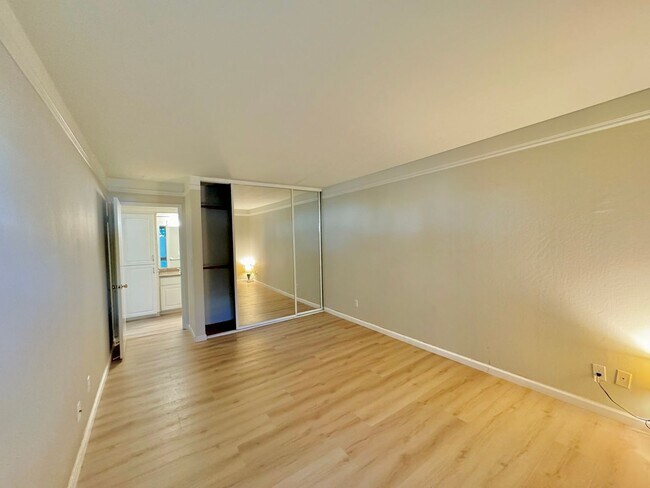 Foto del edificio - $500 OFF FIRST MONTH RENT!!! One Bedroom One Bath Condo in Watergate Complex!!!
