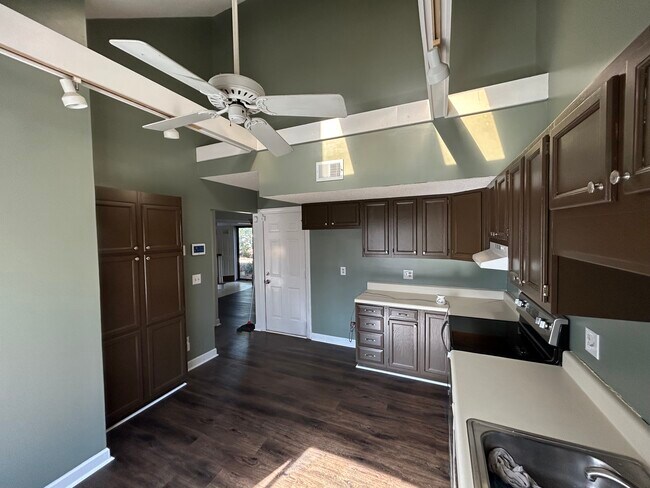 Foto del edificio - 1302 Farrington Way