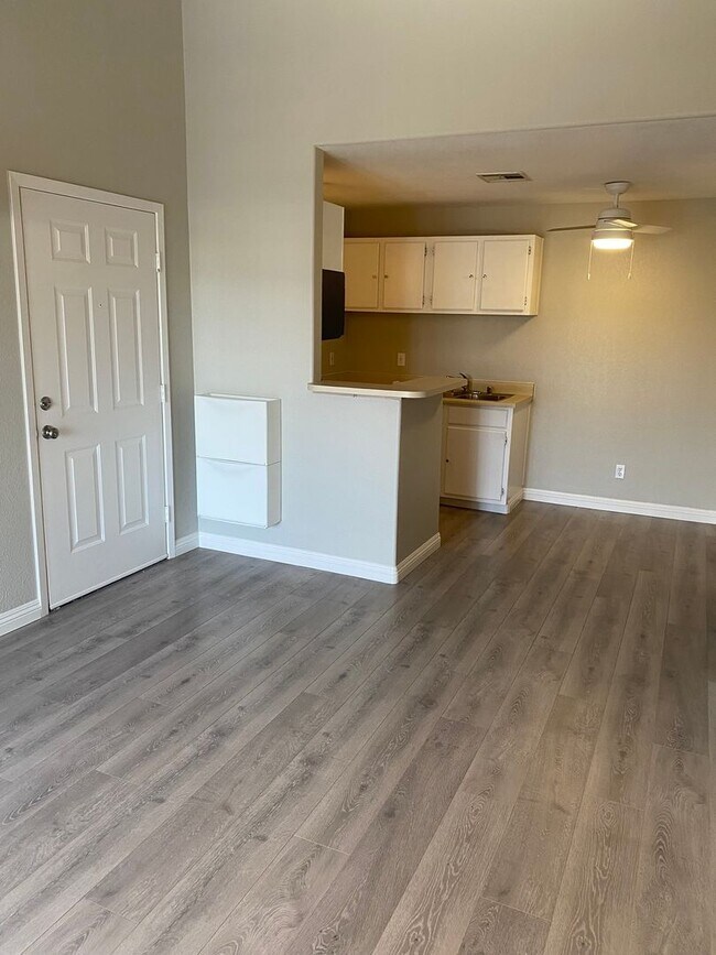 Foto del edificio - AMERICANA Property Mgmt - 1 bed Condo in Gated Community near The Strip