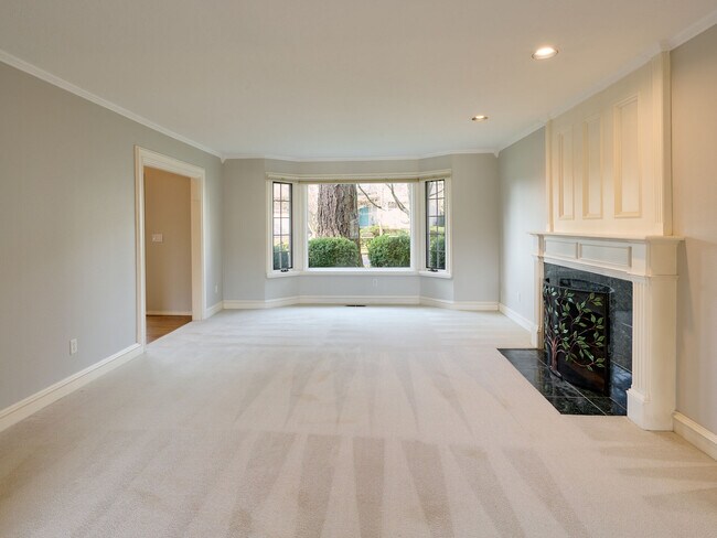 Building Photo - 13733 SW Hiteon Dr