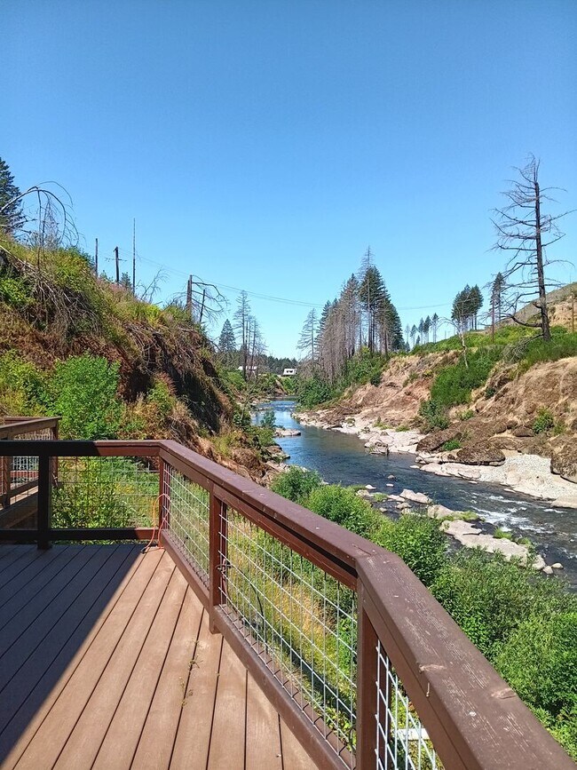 Foto del edificio - Beautiful Chalet Style Riverfront Property...