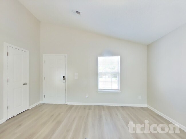 Foto del edificio - 15228 Pangborn Pl