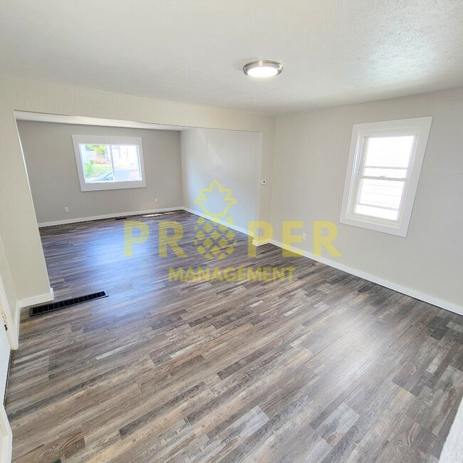 Building Photo - 2 bedrooms 1 bathroom house