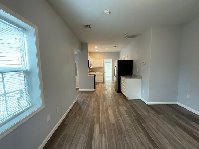 Building Photo - Cute and Open 2 Bed 1 Bath Home for rent i...