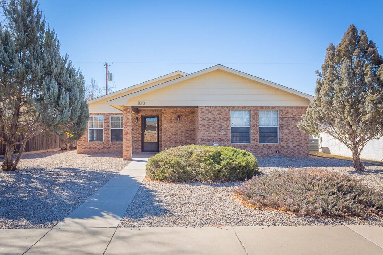 Primary Photo - 3 br, 2 bath House - 1010 Ivy Dr.