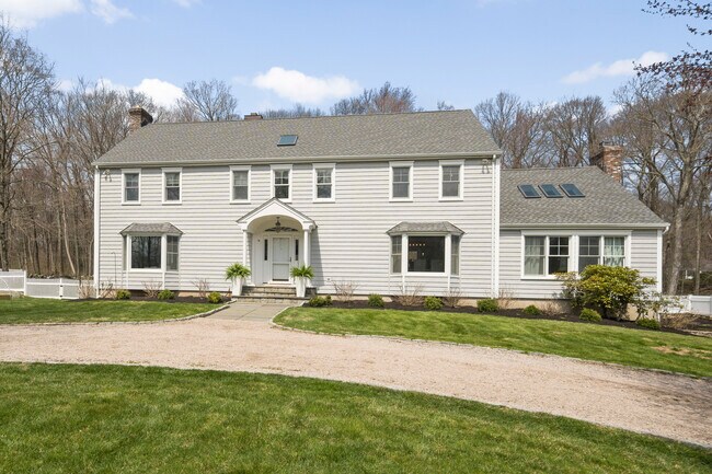 Foto del edificio - 784 Smith Ridge Rd