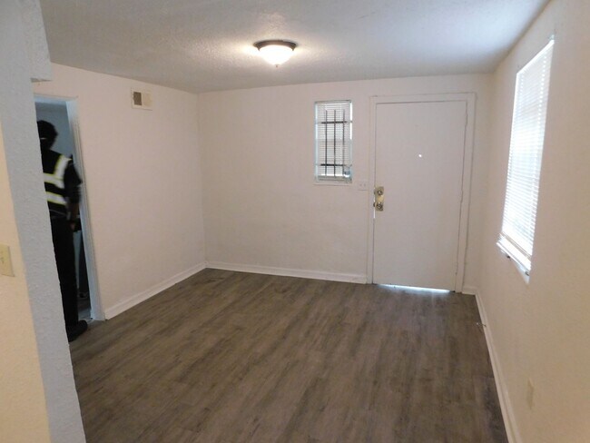 Foto del edificio - PRICE REDUCTION on this Newly Remodeled Du...