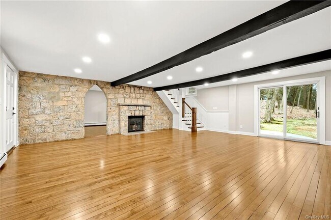 Foto del edificio - 22 Lake Ridge Rd