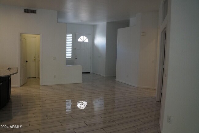 Building Photo - 948 W Ebony Dr