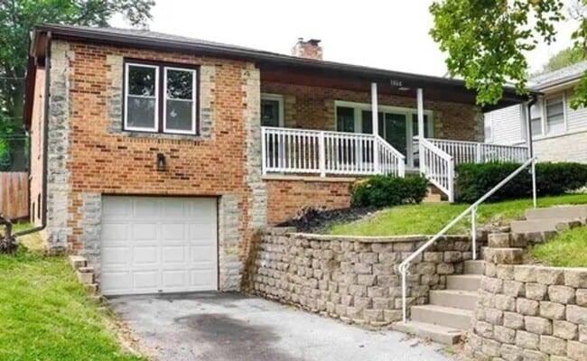 Spacious Three Bedroom Available Now! - Spacious Three Bedroom Available Now! House