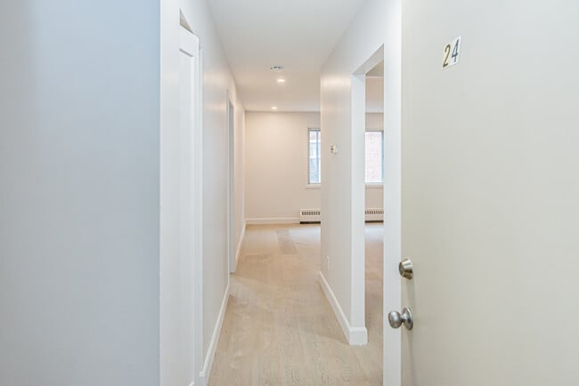 Building Photo - 7220 Av De Châteaubriand