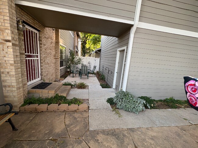 Building Photo - 7144 S Vine Cir E
