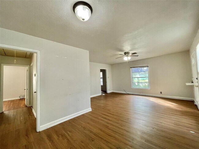 Building Photo - 1622 W 8th St