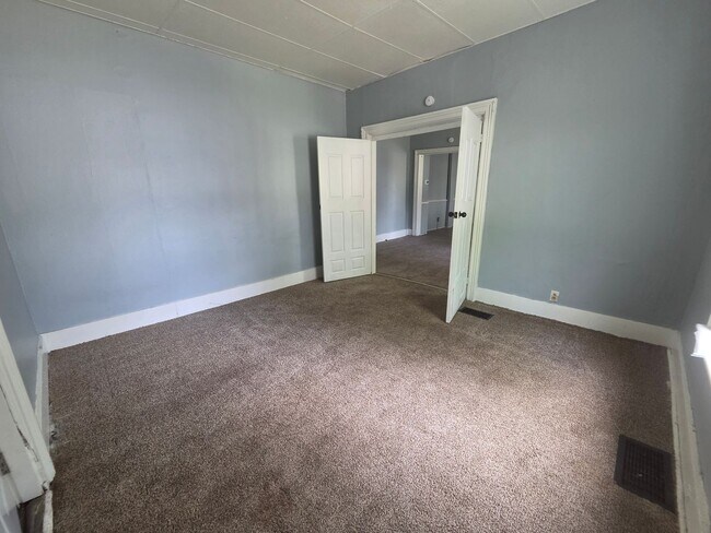 Foto del edificio - 2 bedroom townhouse style apartment on west side.