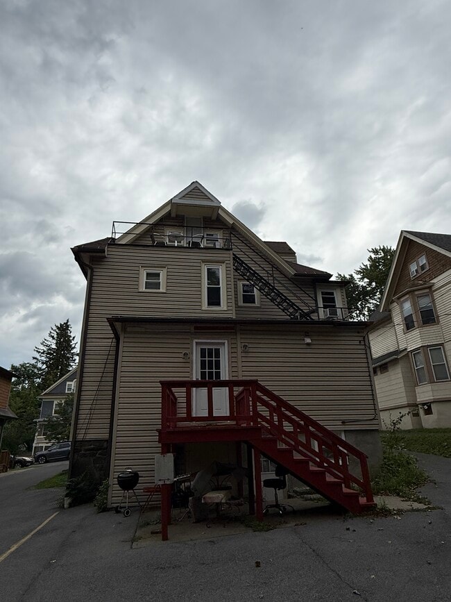 Building Photo - 109 Cook St