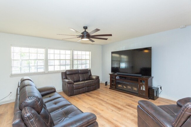 Building Photo - 1403 W Bonita Dr