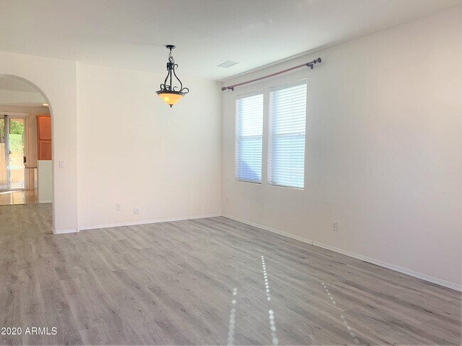 Foto del edificio - 1135 W Caroline Ln