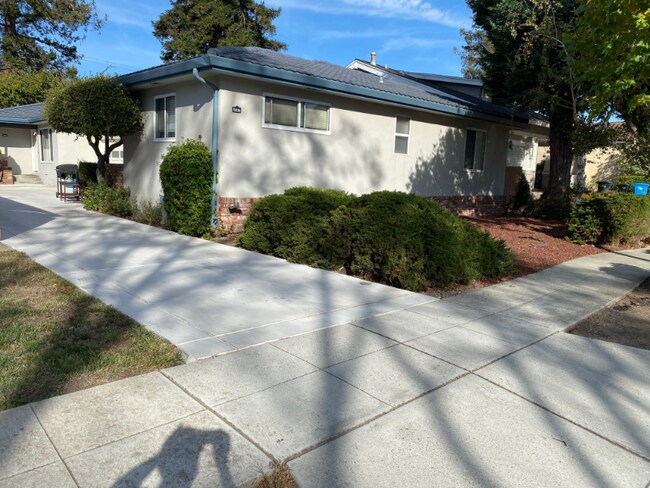 Building Photo - 1040 Capuchino Ave
