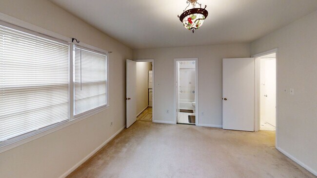 Building Photo - Fantastic 5Bd/3Bth Brick Home - Available ...