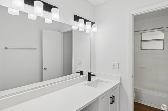 The Swan II - 2BR, 2BA - 950SF - Main Bathroom - Plantation Gardens