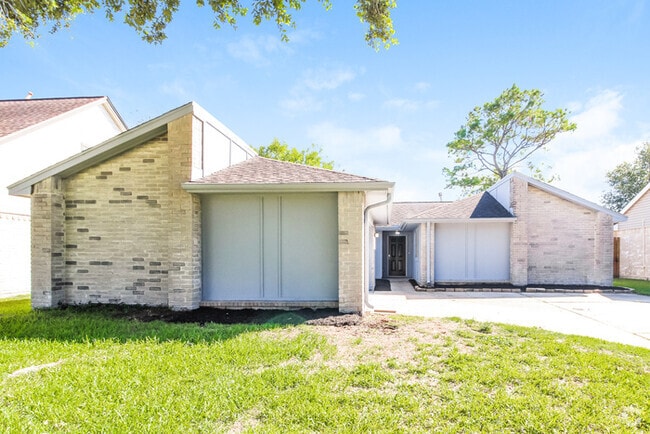 Building Photo - 10936 Pinewood Ct