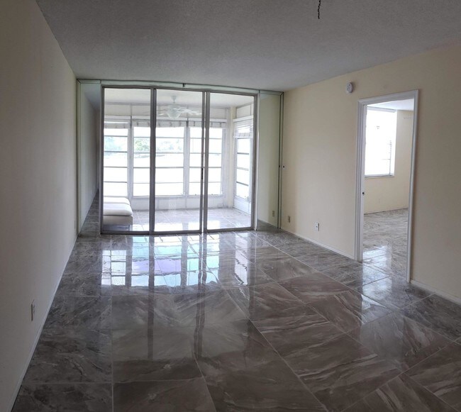 Building Photo - 9450  Poinciana Place 312 Davie FL 33324