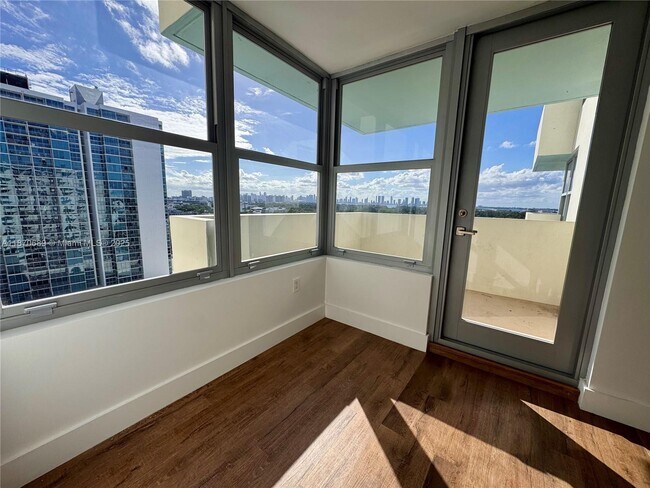 Foto del edificio - 2899 Collins Ave