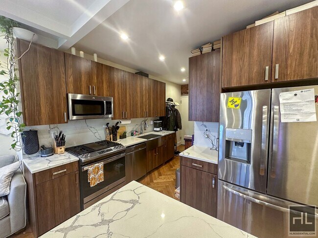 Foto del edificio - LUXURY TOP FLOOR 2bed 2bath ACROSS FROM BO...