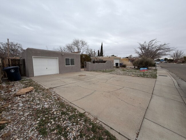 Foto del edificio - 3 Bedroom Single Story Home Available Near Constitution Ave NE & San Pedro Dr NE!