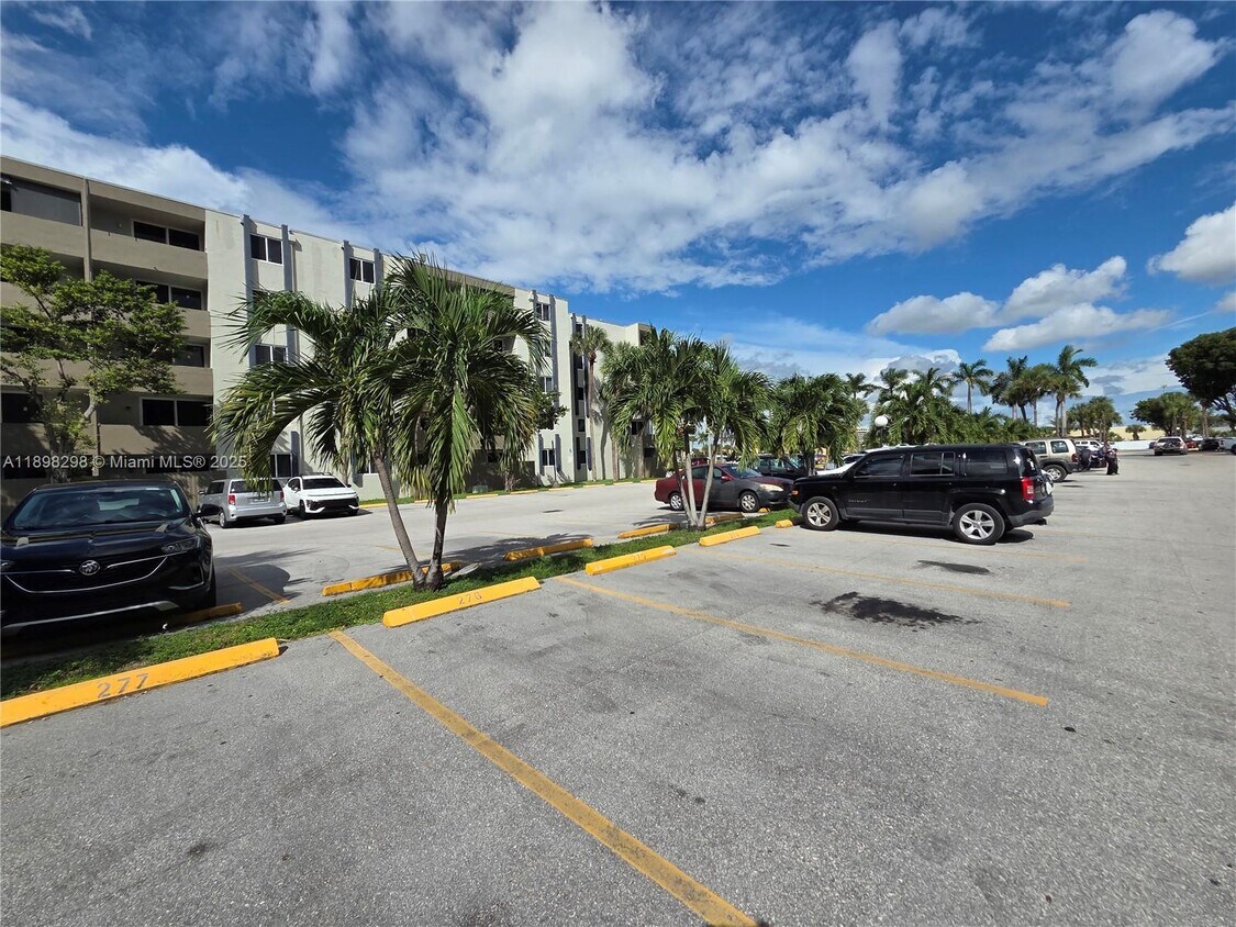 Foto principal - 10000 NW 80th Ct