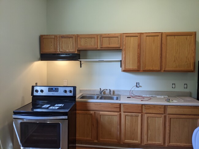 Bright kitchen - 304 Bullock St