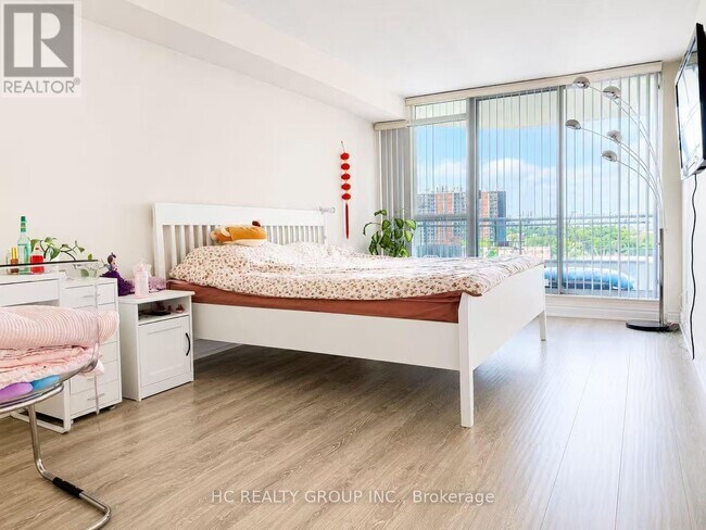 Photo du bâtiment - 4725 Sheppard Ave E