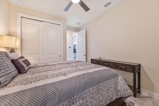 Foto del edificio - **Coach Home w/ Private Pool in Esplanade Lake Club **