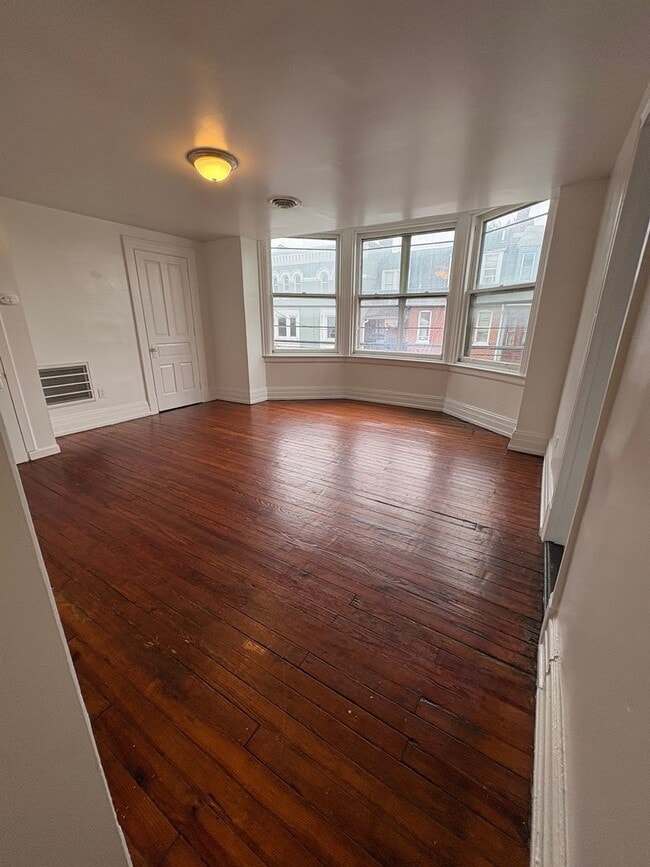 Building Photo - Spacious 2nd Floor 1 Bedroom Downtown-York City SD