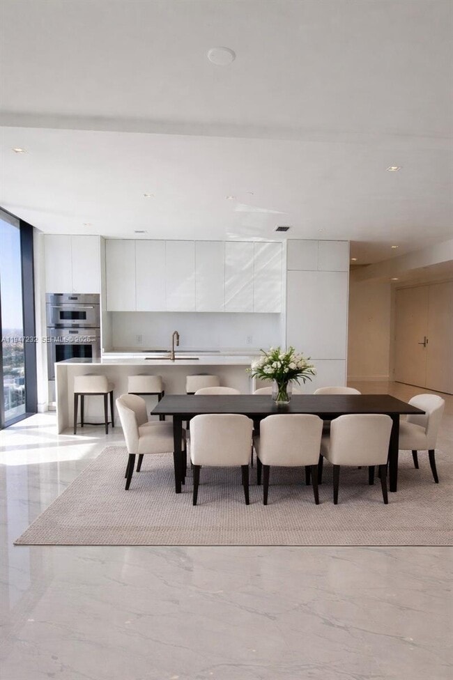 Building Photo - 700 NE 24th St