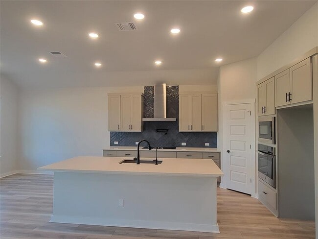 Foto del edificio - 1717 Scenic Hts Ln