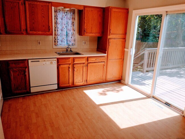 Building Photo - 100 Stone Ridge Ct