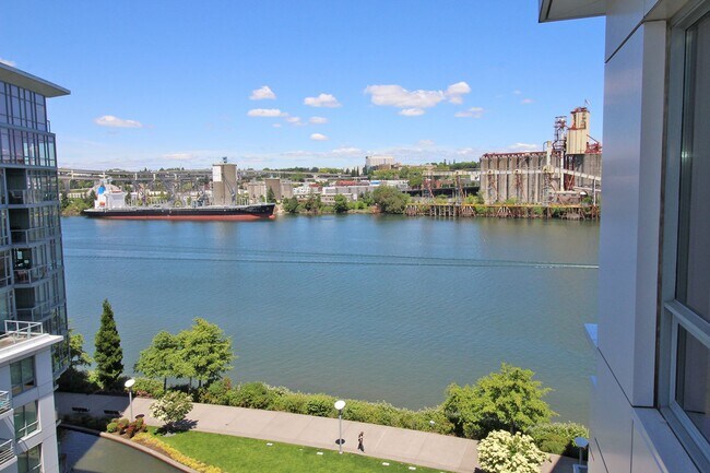 Building Photo - Premier 2 Bed/2 Bath Luxury Waterfront Pea...