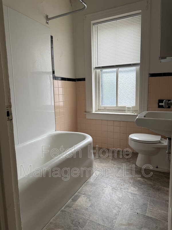 Building Photo - 202 E King St