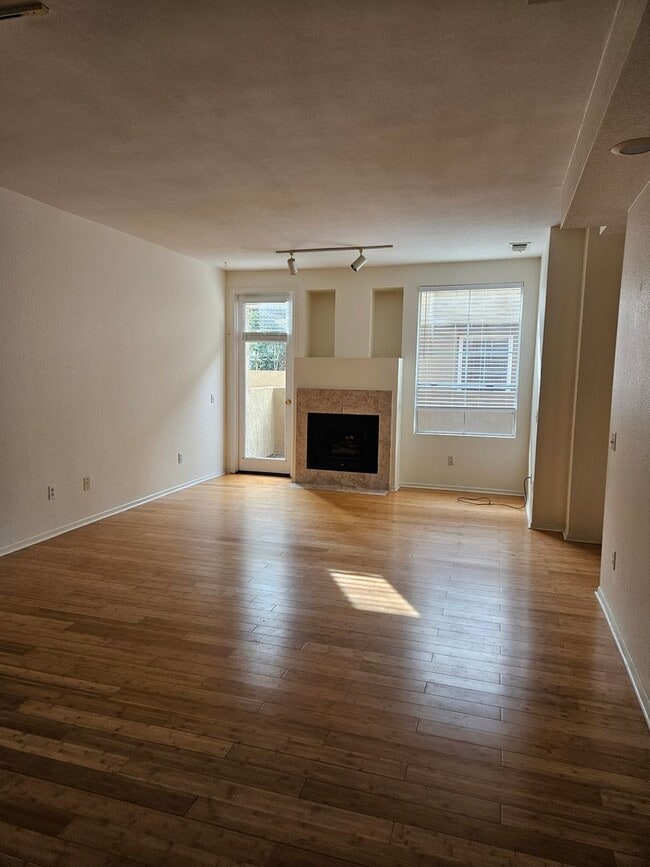 Building Photo - Light and Bright North Park 2 Bedroom Condo