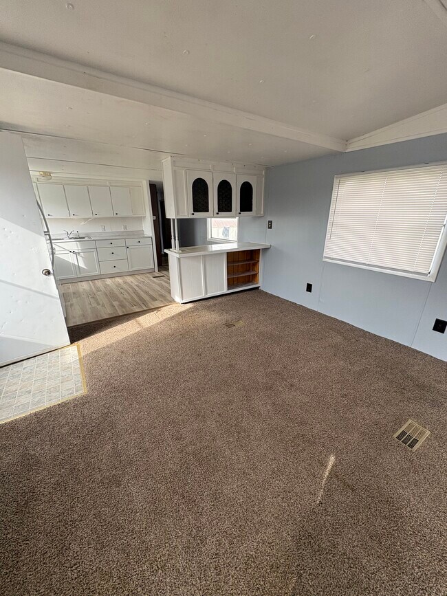 Foto del edificio - 2156 N Weaver Rd