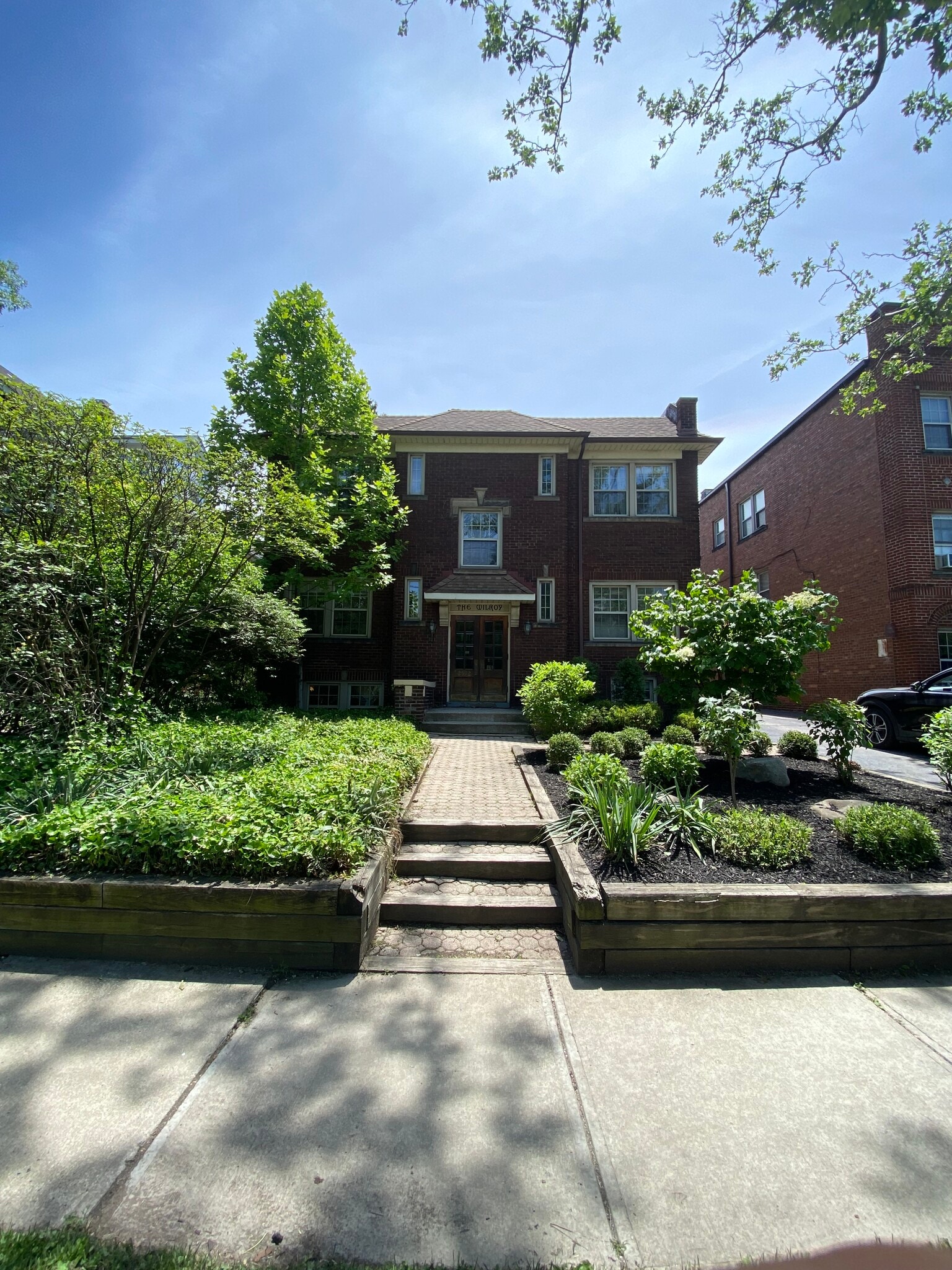 2592 Mayfield Rd Cleveland Heights, OH 44106 – photo 1