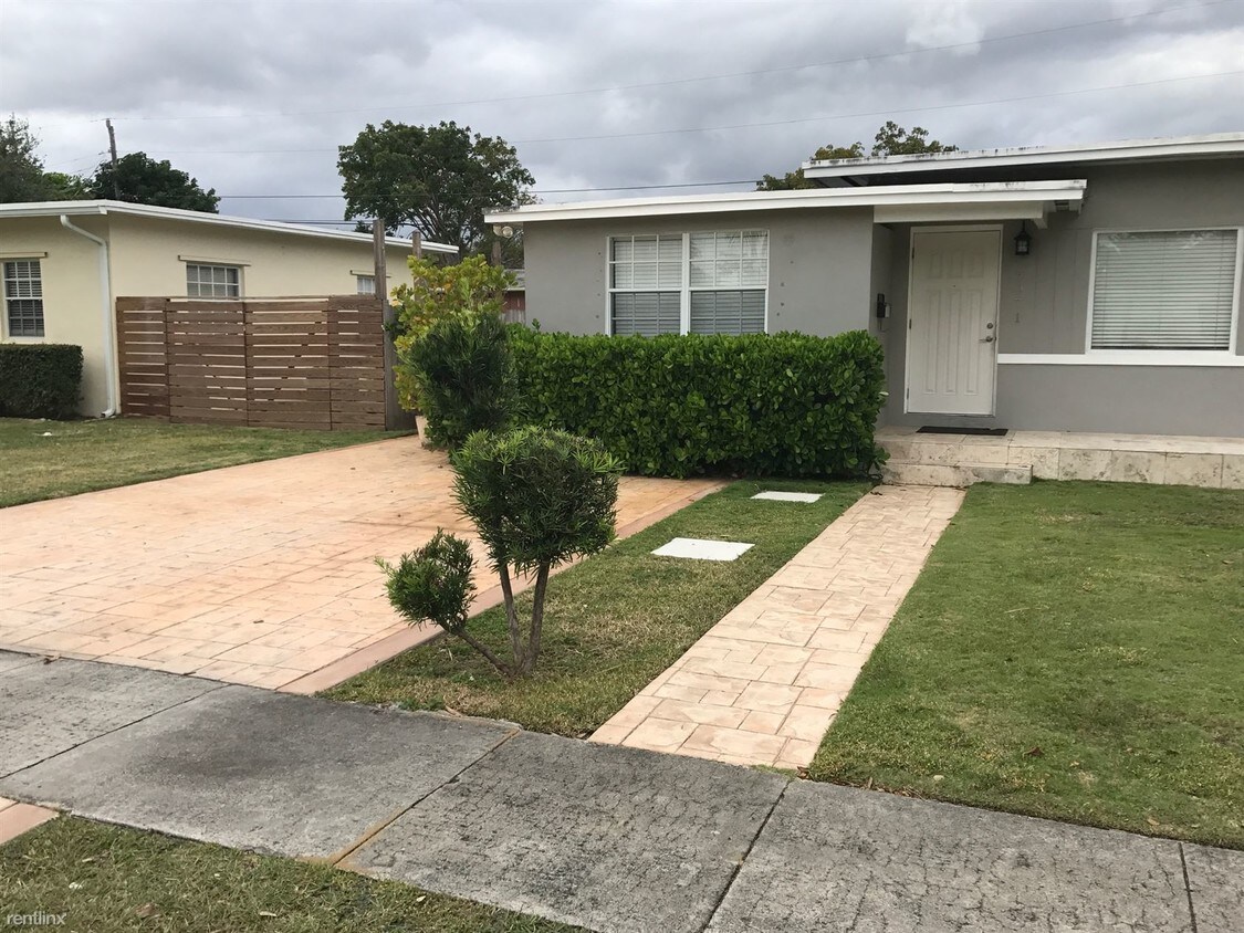 Foto principal - Studio, 1 bath House - 5971 SW 44th Ter