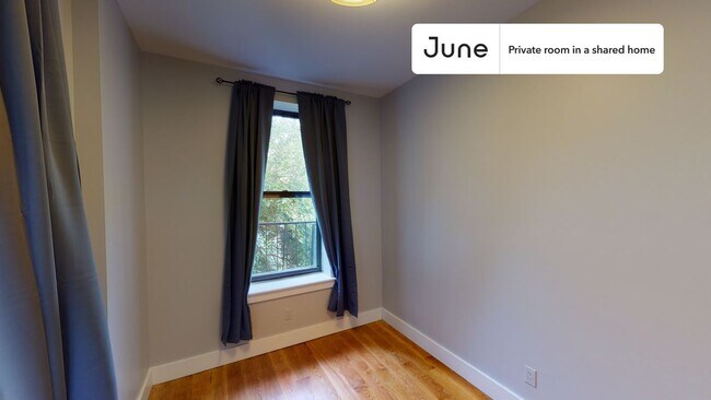 Foto del edificio - Private bedroom in 3 bed/1 bath Home